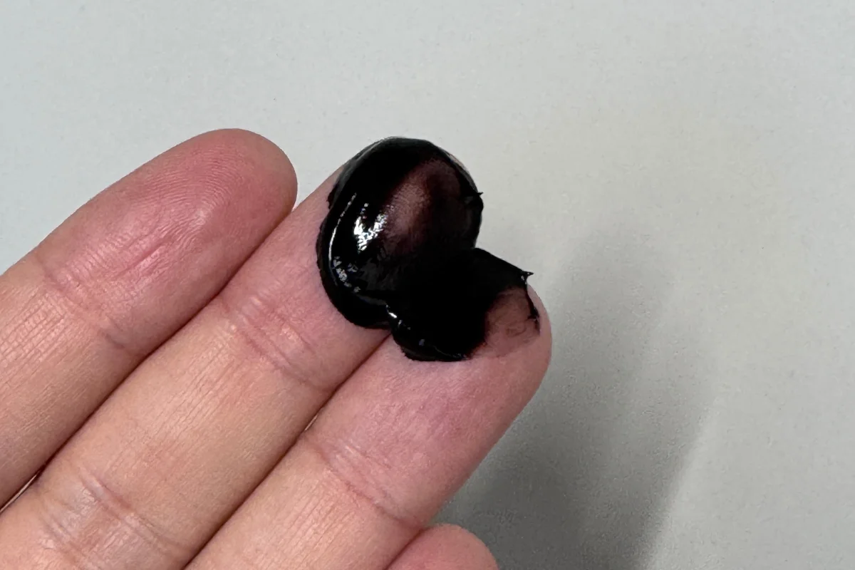 シエロ カラートリートメント ダークブラウンの手に取ったクリームの色と質感