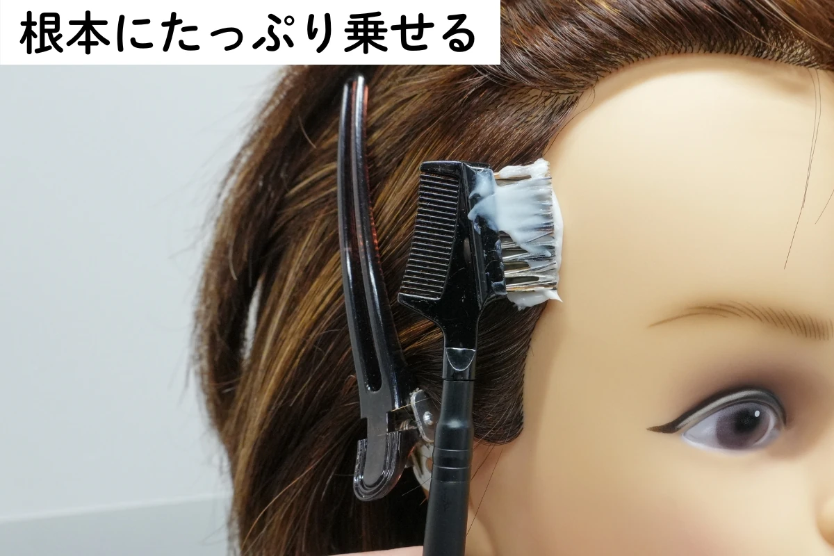 顔まわりリタッチ：生え際の根元に置く